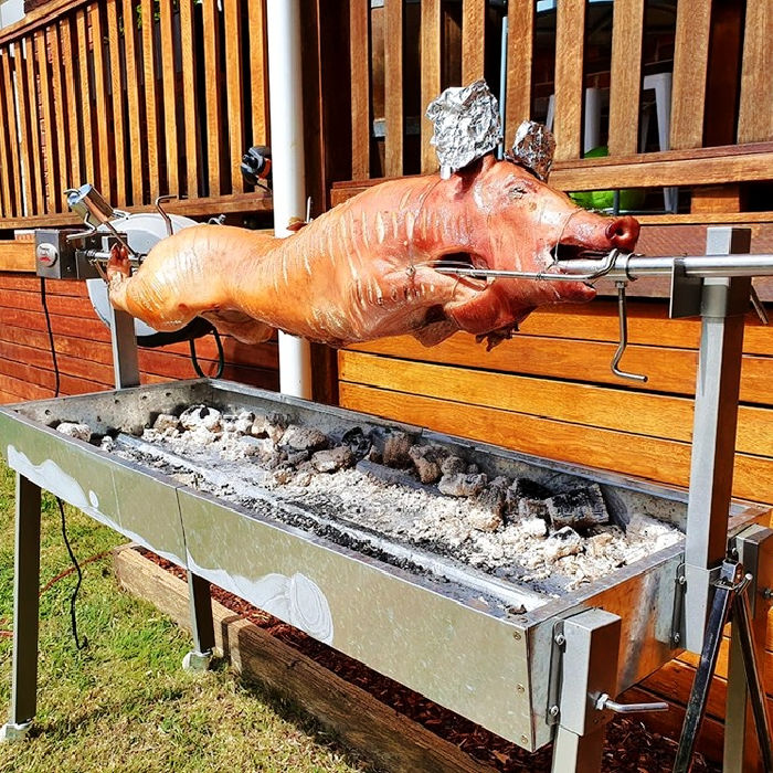 Spit Roaster Extendable by Flaming Coals: cooking a pig