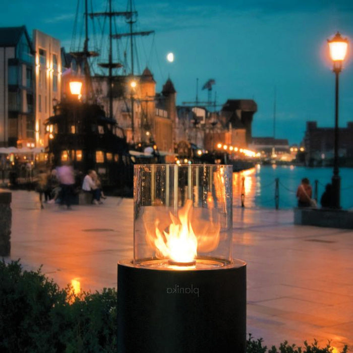 Fireplace Totem Commerce -  =close up view in harbour with ship in background