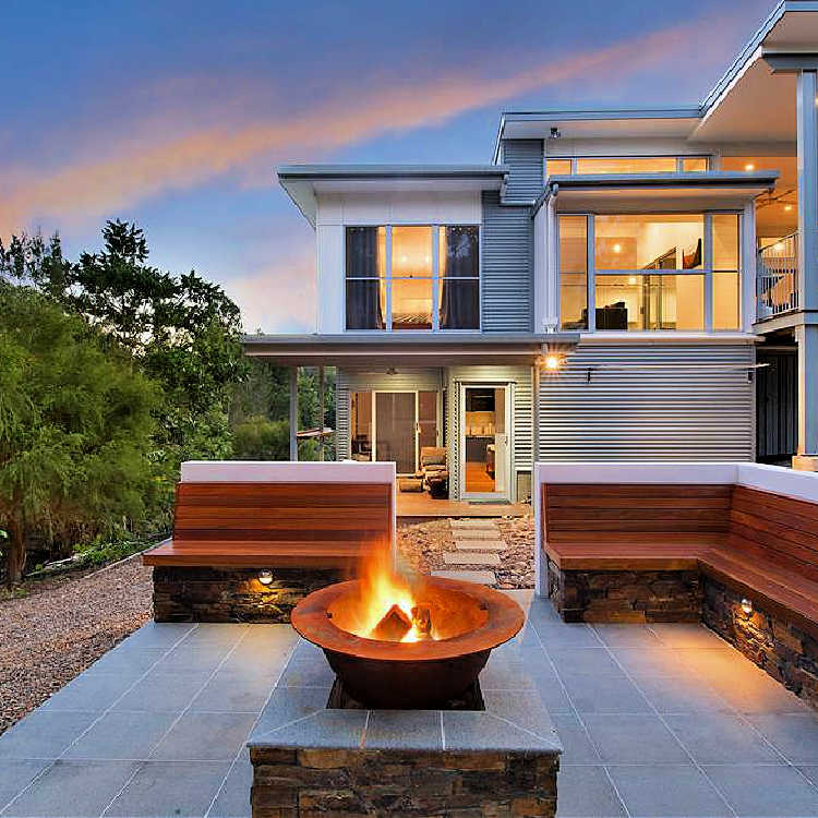 Fire Pit: Grill Teppanyaki cast iron lit with house in background