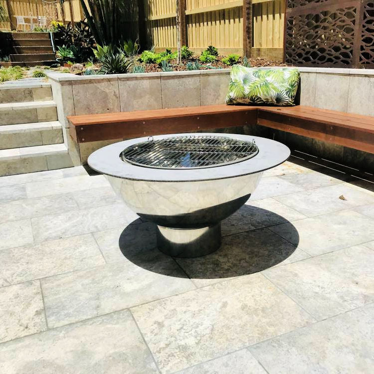 Fire Pit: Grill Teppanyaki stainless steel with full grill in outdoor area of yard